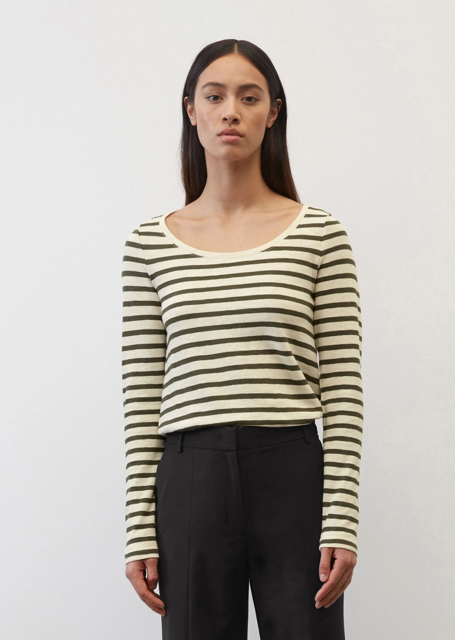 Marc O'Polo Striped Long Sleeve Top In A Loose Fit Made Of Heavy Jersey Fabric Composed Of Organic Cotton 6 Marc O'Polo Striped Long Sleeve Top In A Loose Fit Made Of Heavy Jersey Fabric Composed Of Organic Cotton – Bild 4